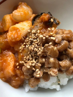 納豆丼とエビチリの2色丼-レシピのメイン写真