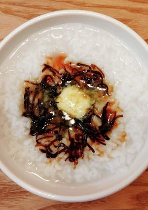 乗せるだけ☆塩昆布バター粥-レシピのメイン写真