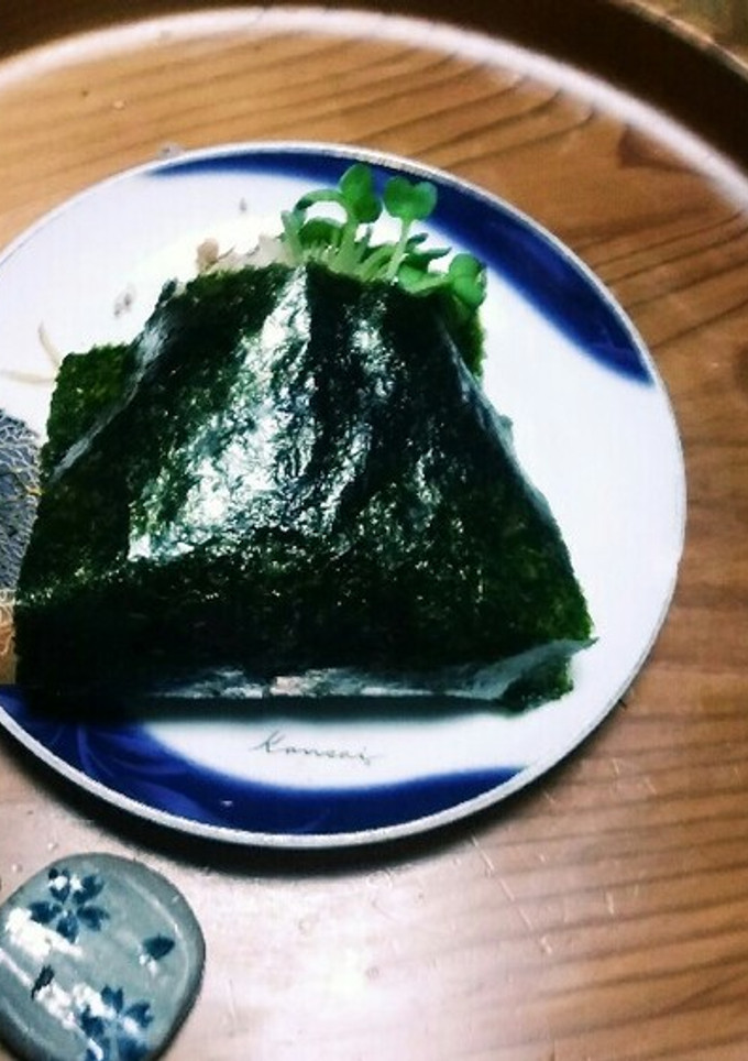 かいわれ大根on海苔巻き✨おむすび✨☺⛄-レシピのメイン写真