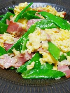 絹さやとベーコンのふわふわチーズ卵とじ-レシピのメイン写真