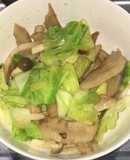 豚トロとキャベツの甘辛花椒粉炒め