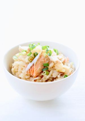 どんどん加えて【鮭とエノキの炊き込みご飯-レシピのメイン写真