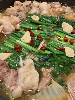 もつ鍋に白菜とプラス鶏もも肉も美味しい-レシピのメイン写真