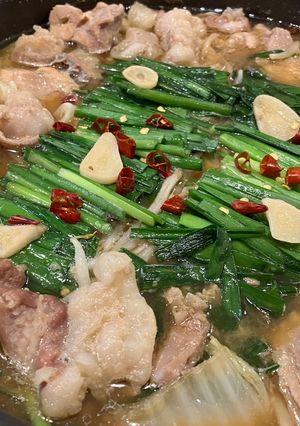 もつ鍋に白菜とプラス鶏もも肉も美味しい-レシピのメイン写真