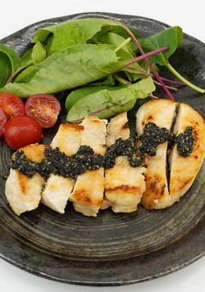 鶏肉のソテー黒胡麻ソース-レシピのメイン写真