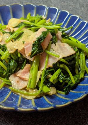 空芯菜とベーコンのニンニクバター醤油炒め-レシピのメイン写真