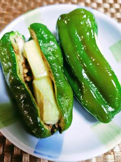 ★丸ごとピーマンのチーズ詰め焼き♪-レシピのメイン写真