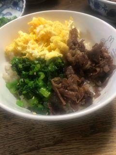 和牛と小松菜と玉子の三色丼-レシピのメイン写真