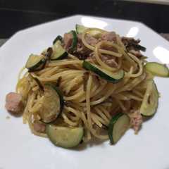 รูปของ ズッキーニとツナと塩昆布のパスタ