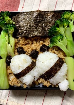 1/28双子のパンダおにぎりそぼろ弁当-レシピのメイン写真
