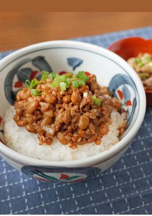 居酒屋で食べたピリ辛ひき肉納豆丼-レシピのメイン写真