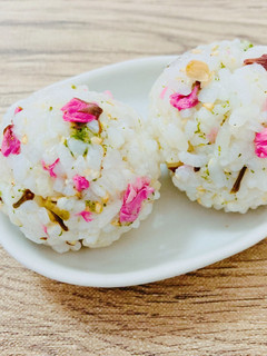 桜の塩漬けとスギナのおにぎり-レシピのメイン写真
