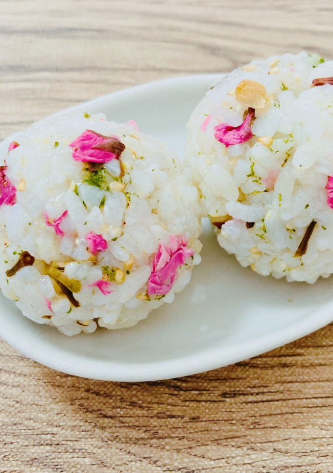 桜の塩漬けとスギナのおにぎり-レシピのメイン写真