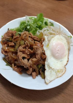 簡単！豚ともやしと目玉焼き丼-レシピのメイン写真