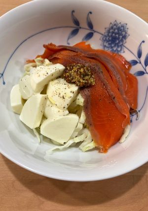 サーモンとモッツァレラチーズ⭐︎サラダ⭐︎シンプル-レシピのメイン写真