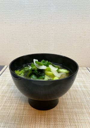 生ワカメと新玉葱の味噌汁♪葉っぱもね!-レシピのメイン写真