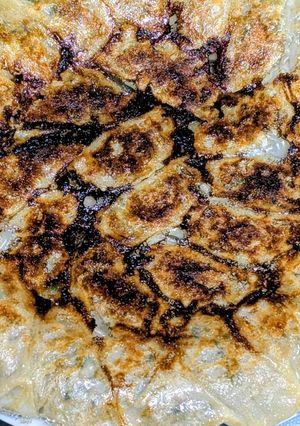 美味しいジューシー💕粗挽き肉で焼き餃子🥟-レシピのメイン写真