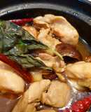 三杯鶏（胡麻油と醤油等の台湾鍋煮込み）