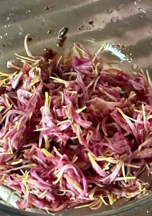菊の花の酢の物(下茹で〜三杯酢和え)-レシピのメイン写真