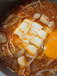 簡単スンドゥブ風!海鮮もやしキムチ鍋-レシピのメイン写真