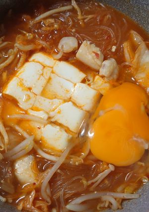 簡単スンドゥブ風！海鮮もやしキムチ鍋-レシピのメイン写真