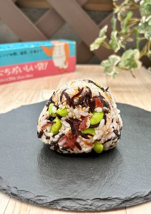 ふりふりおにぎり『ひじき・えだまめ・梅干し』-レシピのメイン写真