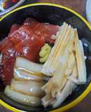 マグロとイカの漬け丼長芋の千切り添え