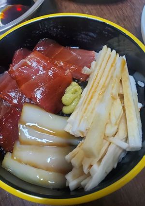 マグロとイカの漬け丼長芋の千切り添え-レシピのメイン写真
