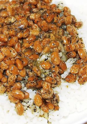 黒すり胡麻と納豆の卵かけご飯-レシピのメイン写真