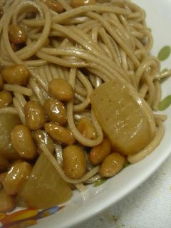 煮物の残りで簡単ランチ 温か納豆蕎麦-レシピのメイン写真