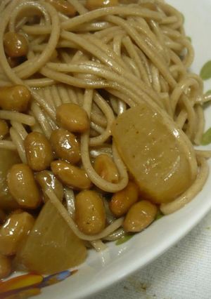 煮物の残りで簡単ランチ　温か納豆蕎麦-レシピのメイン写真