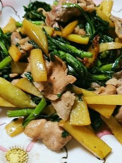 豚バラ肉と春菊とじゃがいもの炒め物-レシピのメイン写真