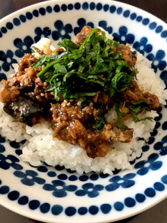 ごま油香る鰯の味噌煮缶で丼ぶり-レシピのメイン写真
