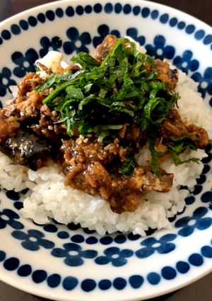 ごま油香る鰯の味噌煮缶で丼ぶり-レシピのメイン写真