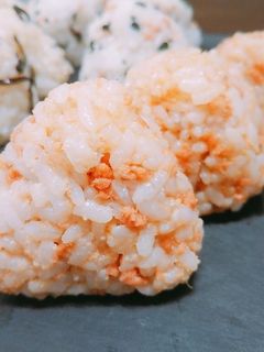 焦がしにんにく醤油の鮭チーズおにぎり♪-レシピのメイン写真