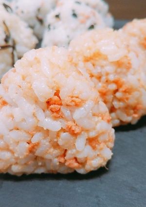 焦がしにんにく醤油の鮭チーズおにぎり♪-レシピのメイン写真