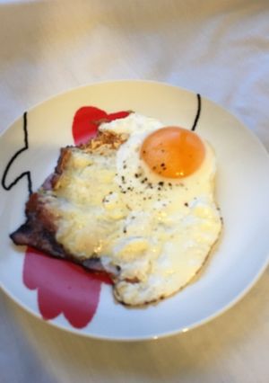 朝ご飯に！カリカリチーズベーコンエッグ-レシピのメイン写真