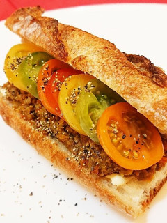 キーマカレーとトマトのバケットサンド-レシピのメイン写真