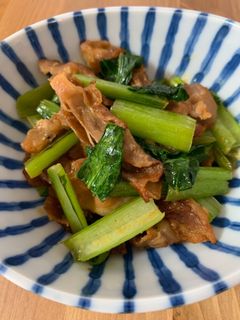 カリカリ豚と小松菜のカレー味噌炒め-レシピのメイン写真