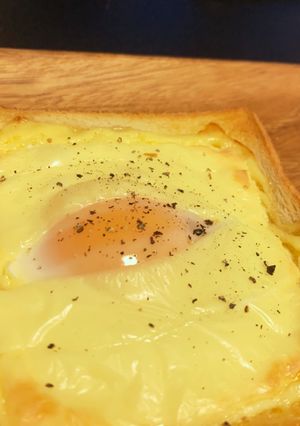 簡単朝ごはん☆半熟マヨたまチーズトースト-レシピのメイン写真