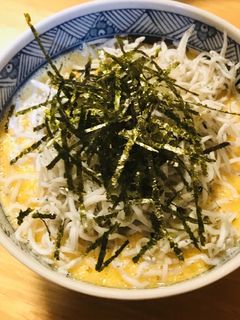 しらすかけ丼●たまご&とろろごはんの上に-レシピのメイン写真