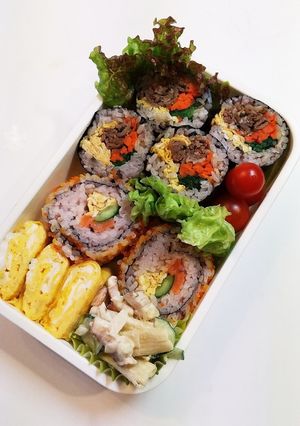 お弁当(2/4)巻き寿司-レシピのメイン写真