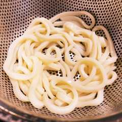 รูปของ つるつるのごま油の風味が香る茹でうどん