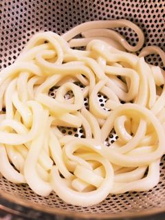 つるつるのごま油の風味が香る茹でうどん-レシピのメイン写真