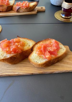カリカリフランスパンに赤いトマト-レシピのメイン写真