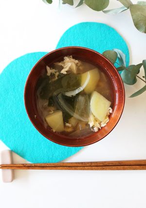 じゃがいもと玉ねぎ、ワカメのかき玉味噌汁-レシピのメイン写真