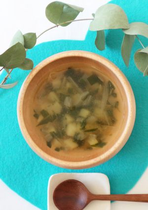 【離乳食後期】じゃが・玉ねぎ・わかめ汁物-レシピのメイン写真
