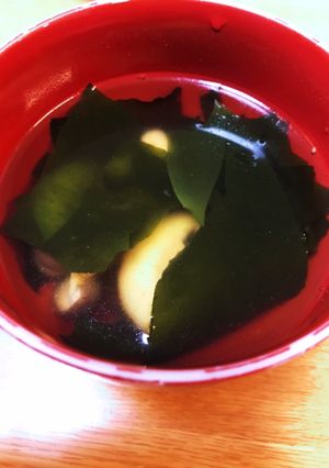 簡単！しいたけとわかめのコンソメスープ-レシピのメイン写真