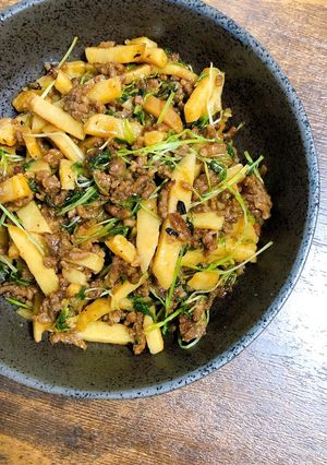 挽肉と豆苗とじゃが芋のエスニック風炒め-レシピのメイン写真