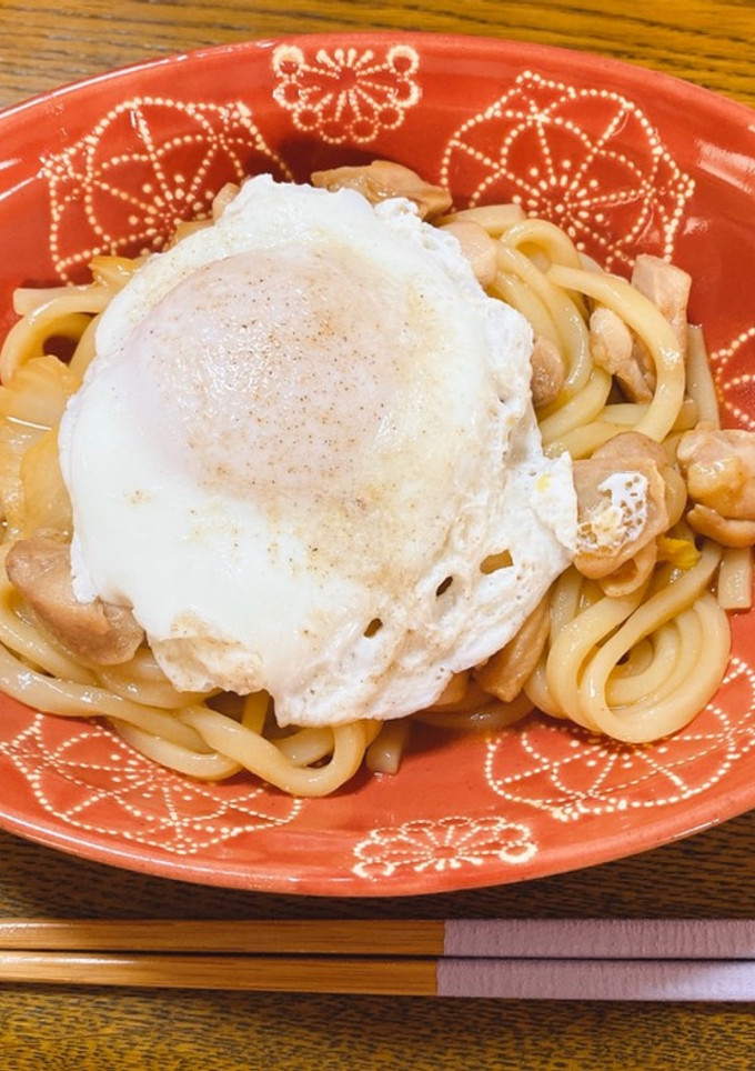 目玉焼きのせ☆*。超簡単焼きうどん-レシピのメイン写真